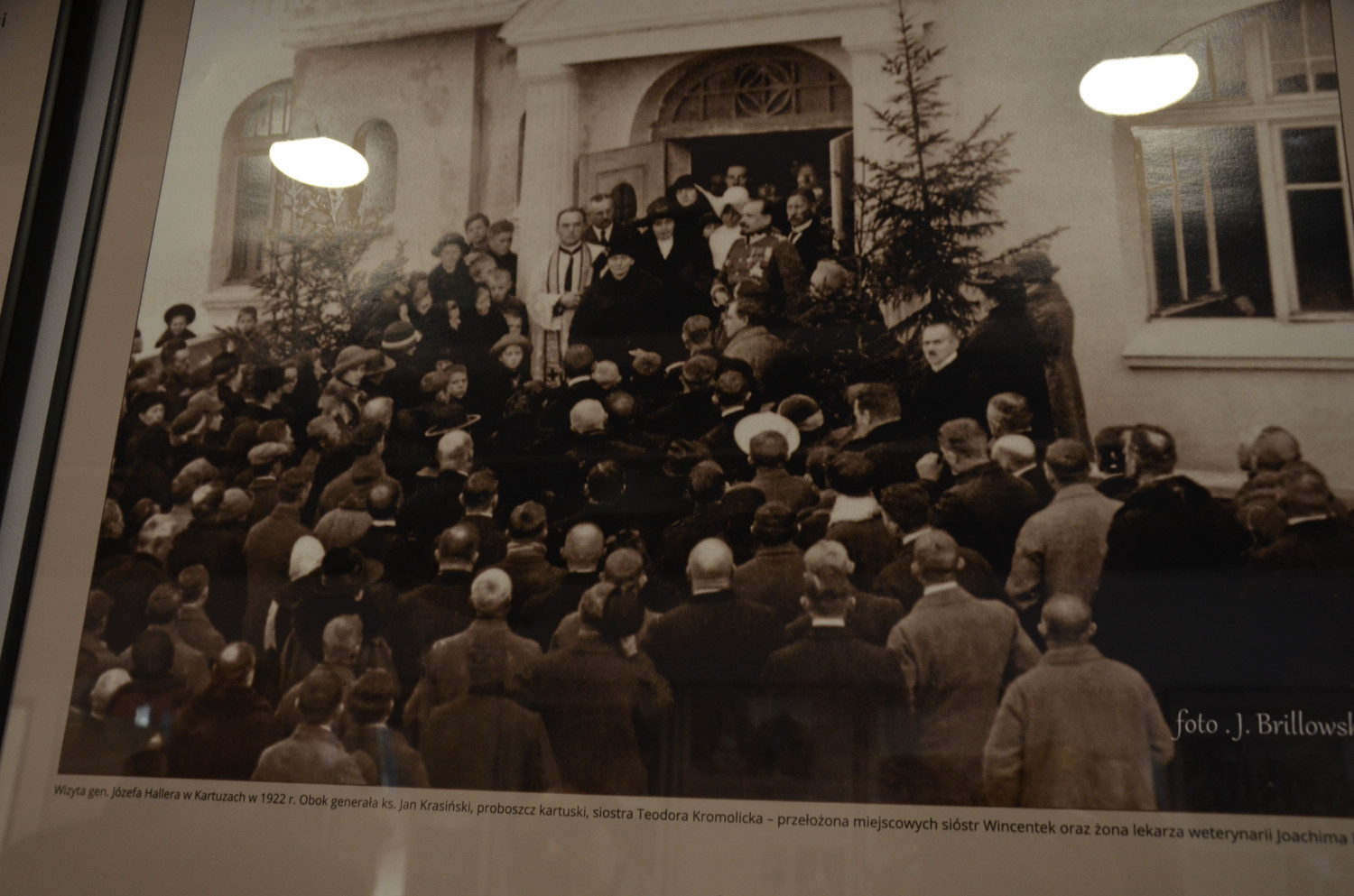 Jedno ze zdjęć ukazujące gen. Hallera przed Domem Dzieka w Kartuzach. fot. M.Dz.